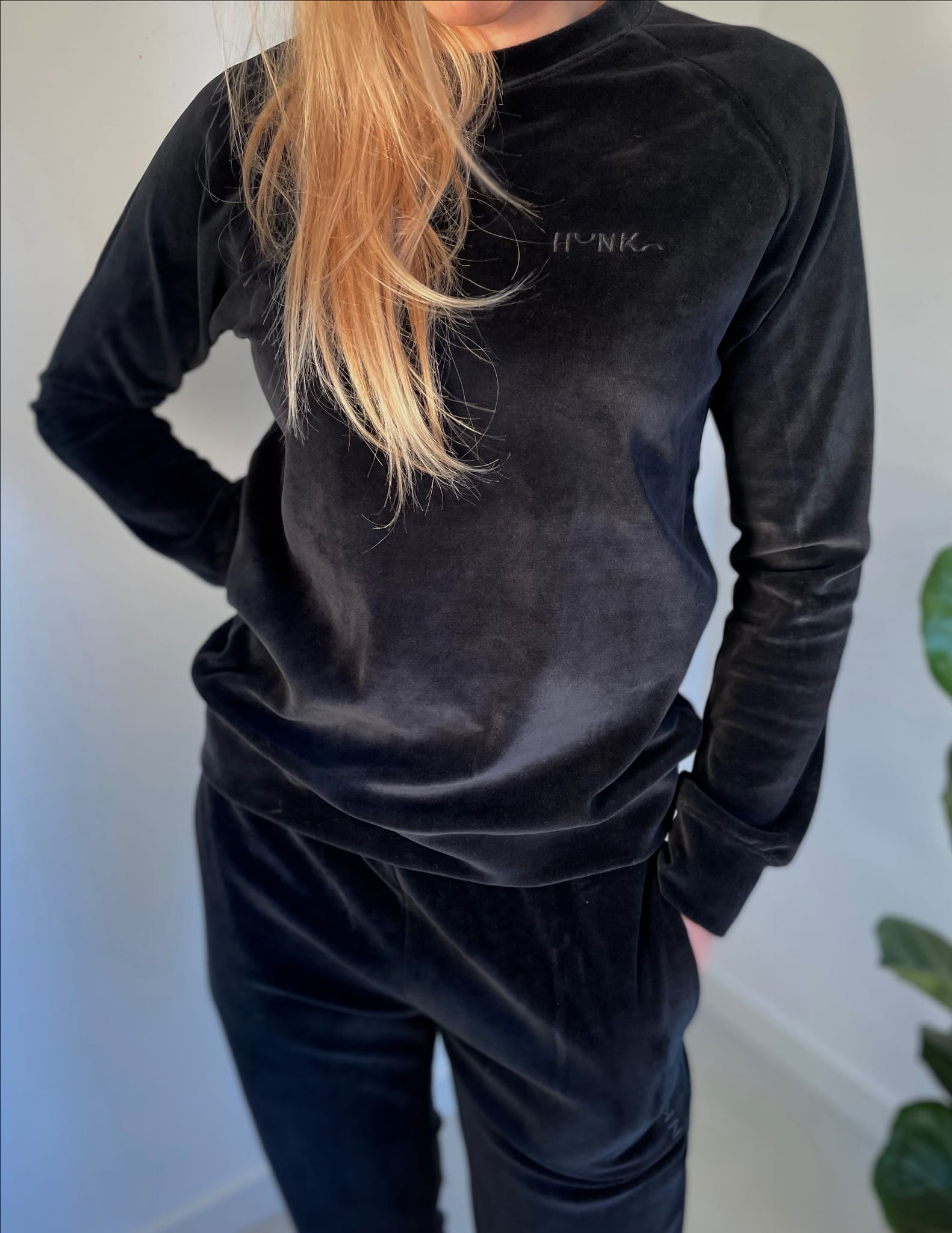 BLUZA WELUROWA - LESS IS MORE - BLACK