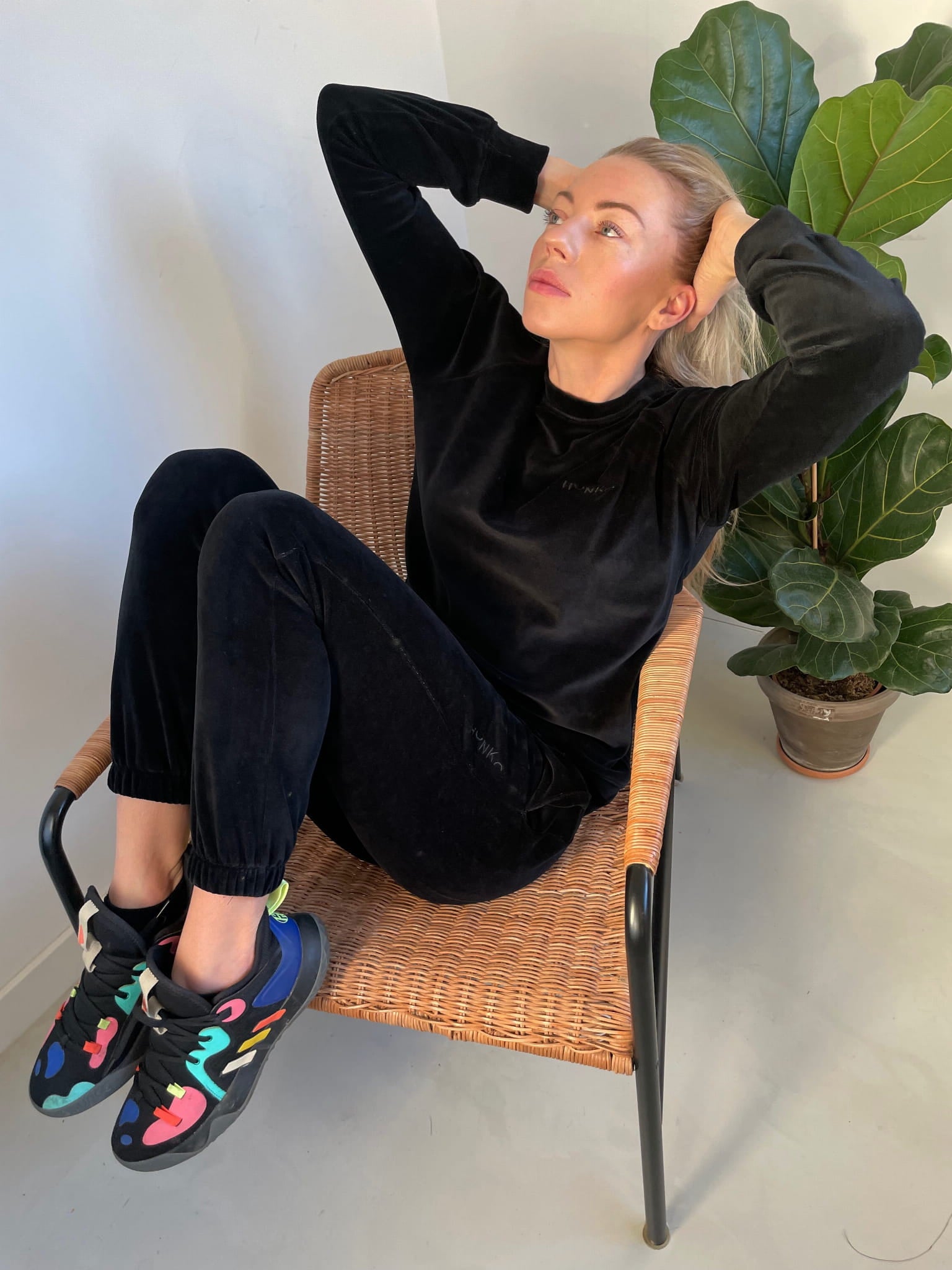 BLUZA WELUROWA - LESS IS MORE - BLACK