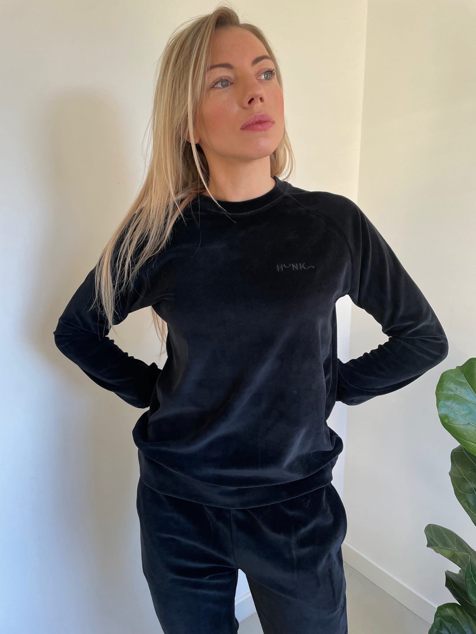 BLUZA WELUROWA - LESS IS MORE - BLACK