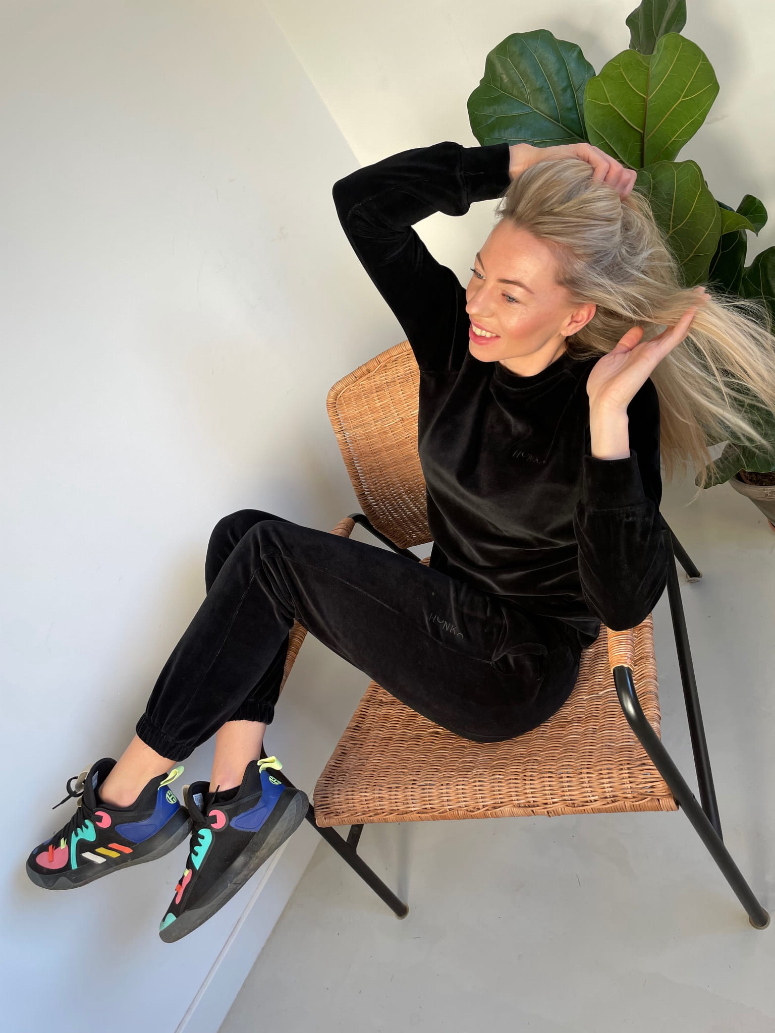 BLUZA WELUROWA - LESS IS MORE - BLACK