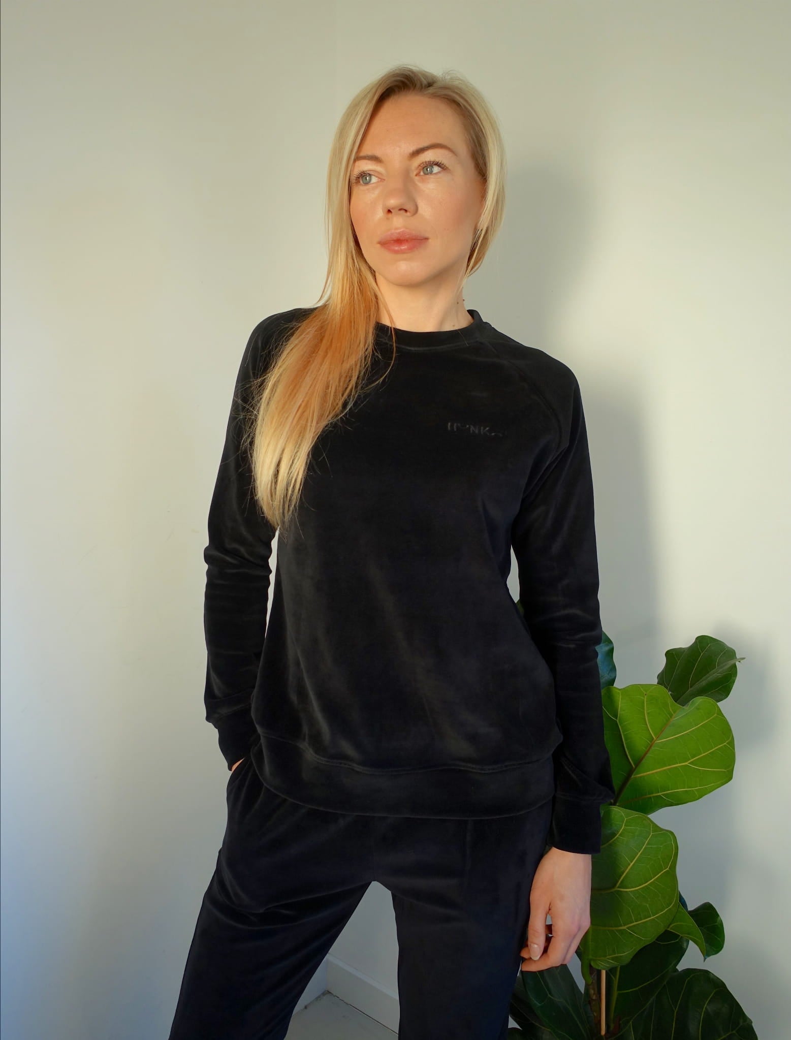 BLUZA WELUROWA - LESS IS MORE - BLACK